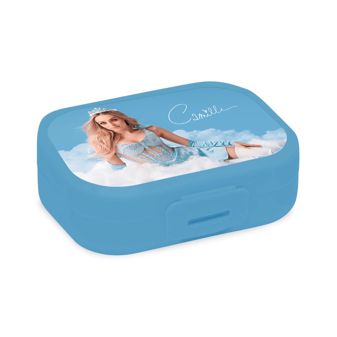 Blauwe Camille-brooddoos met sluitclip en een portret van Camille in een lichtblauwe outfit tussen de wolken.