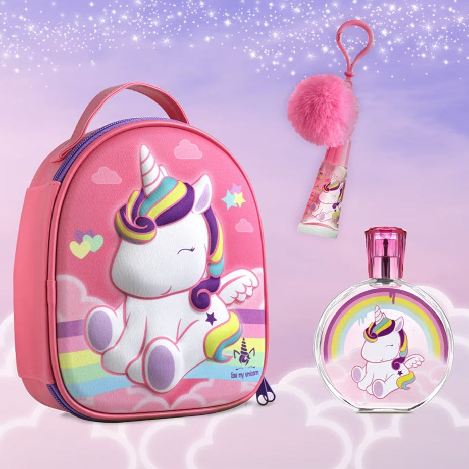 Eau My Unicorn geschenkset met roze eenhoornzipcase, eau de toilette en lipgloss tegen een paarse wolkenachtergrond.