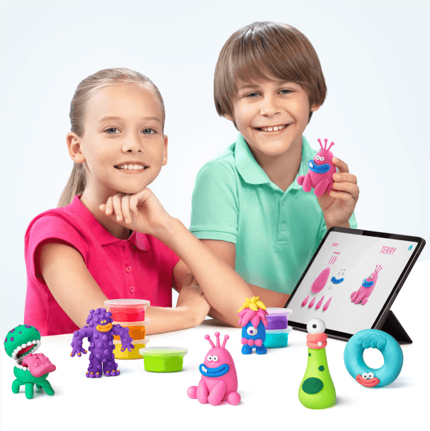 Twee kinderen met kleurrijke Hey Clay figuren, potjes klei en een tablet met boetseerinstructies
