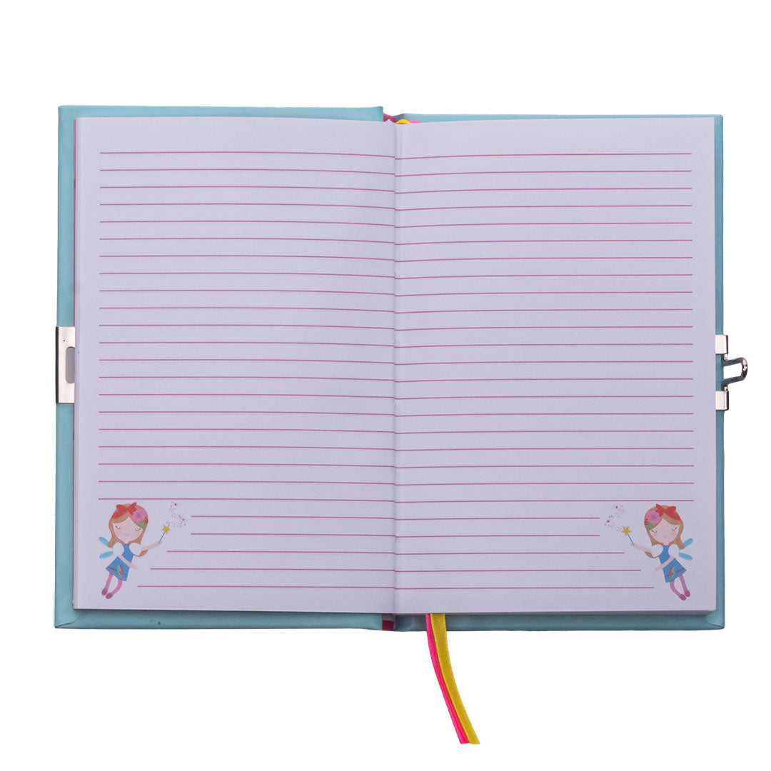 Open Rainbow Fairy-dagboek met roze lijnen, feeën onderaan de pagina’s en twee gekleurde leeslinten.