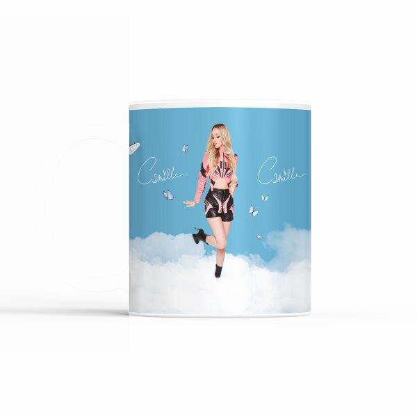Andere zijde van de Camille-mok met Camille in een roze-zwarte outfit, witte wolken en vlinders op een blauwe achtergrond.