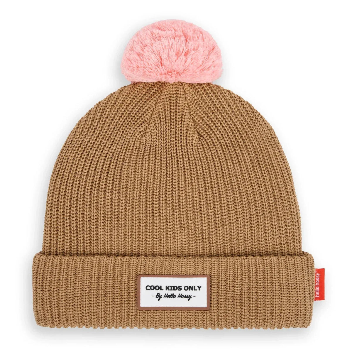 Bruine gebreide Block Macaroon muts van Hello Hossy met roze pompon, omgeslagen rand en label vooraan.