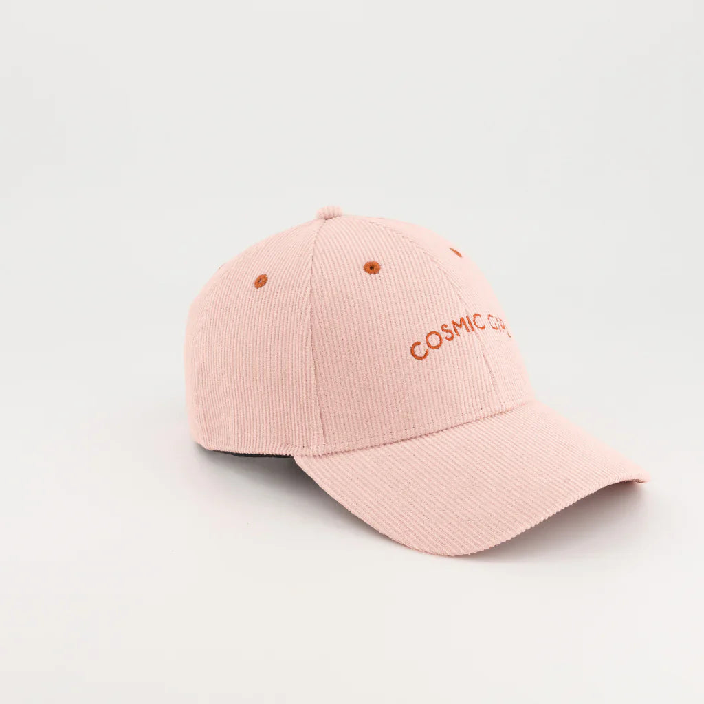 Roze corduroy pet Cosmic Girl schuin van voren, met gebogen klep en karamelkleurig borduursel.