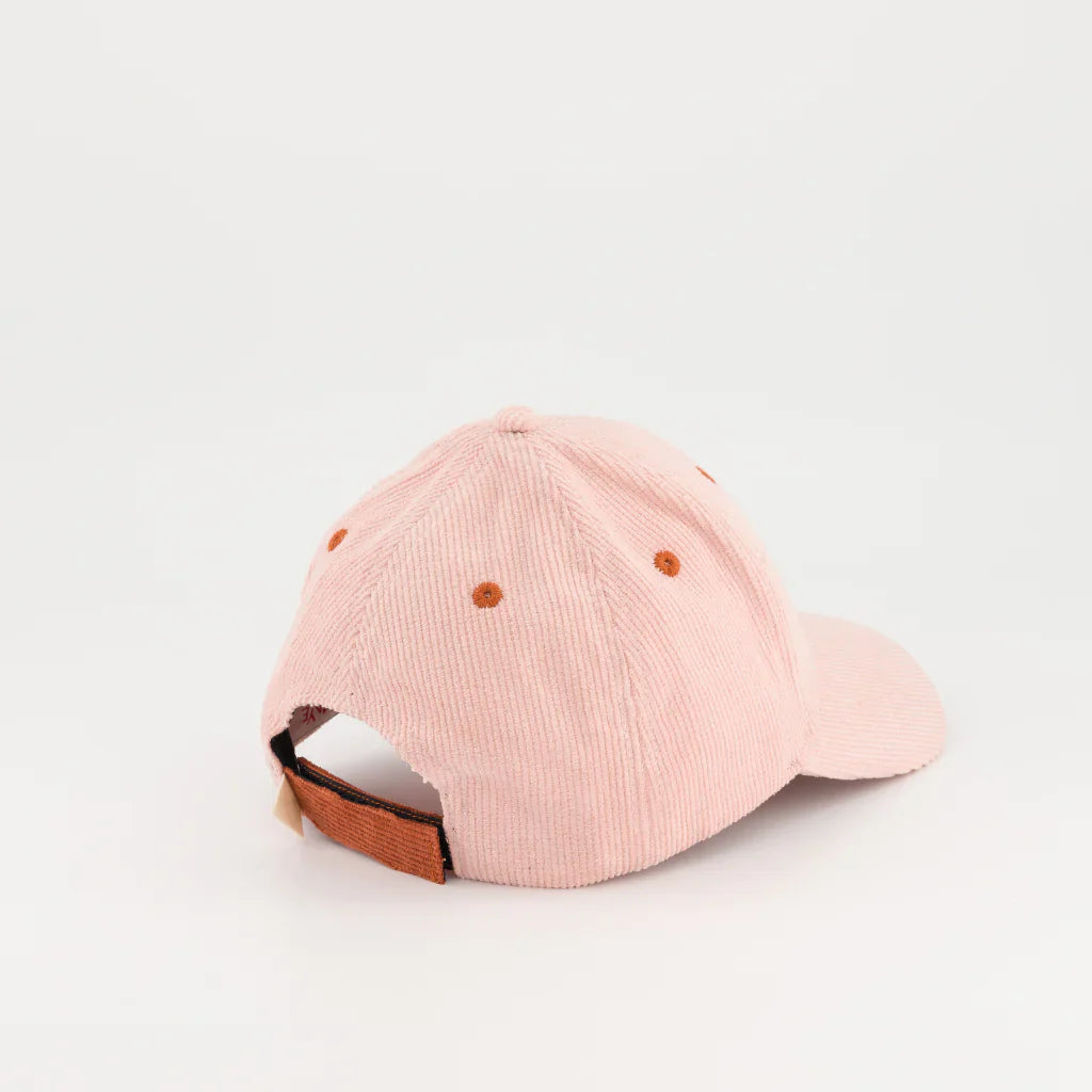 Roze corduroy pet Cosmic Girl schuin van achteren, met verstelbare karamelkleurige klittenbandsluiting.