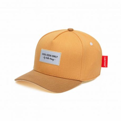 Hello Hossy Mini Tan pet in warm oranje met bruine klep en een licht label op de voorkant.