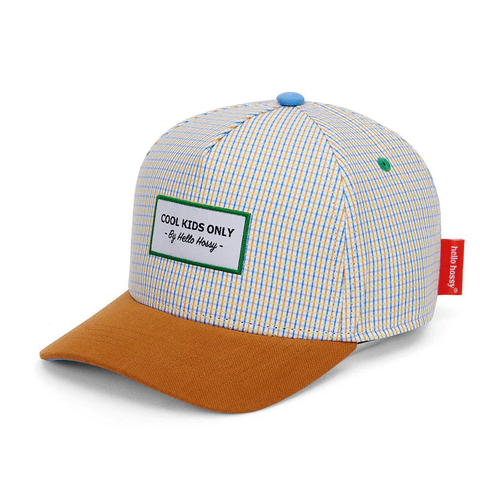 Hello Hossy Vichy pet met blauw-geel ruitpatroon, bruinoranje klep en label op de voorkant.