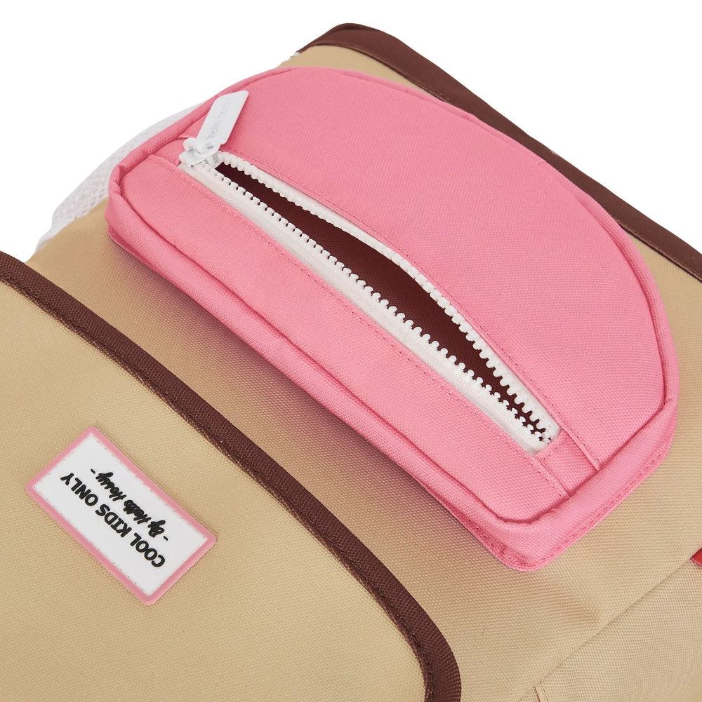 Detail van het roze voorvak met geopende witte rits op de beige Hello Hossy Macaroon rugzak