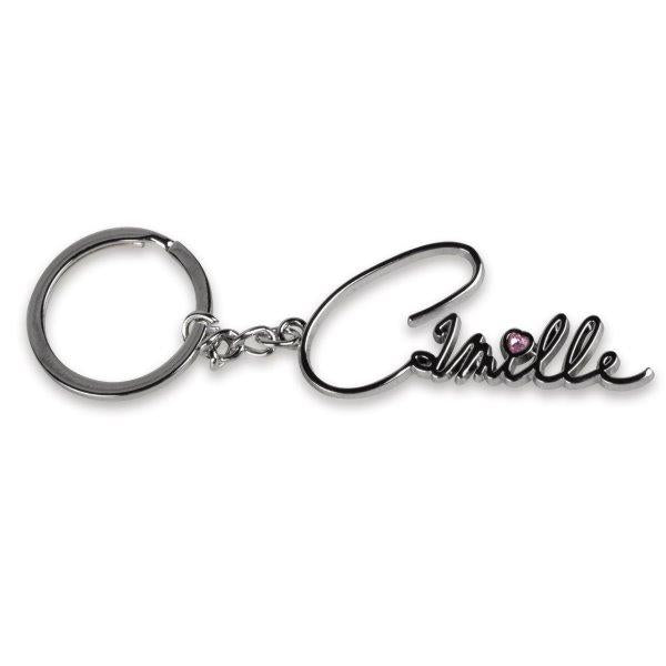 Zilverkleurige sleutelhanger met de naam Camille en een hartje met roze pareltje op de i.