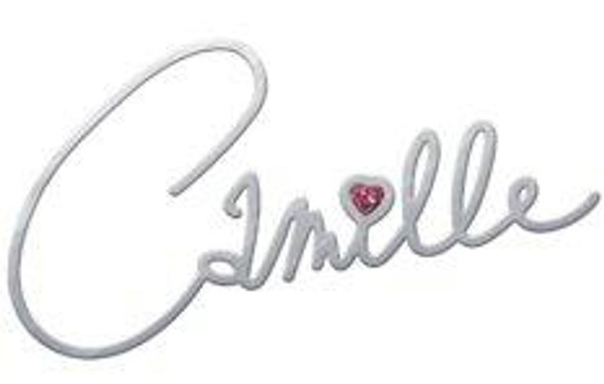 Detail van de zilverkleurige naam Camille met een hartje en roze pareltje op de i.