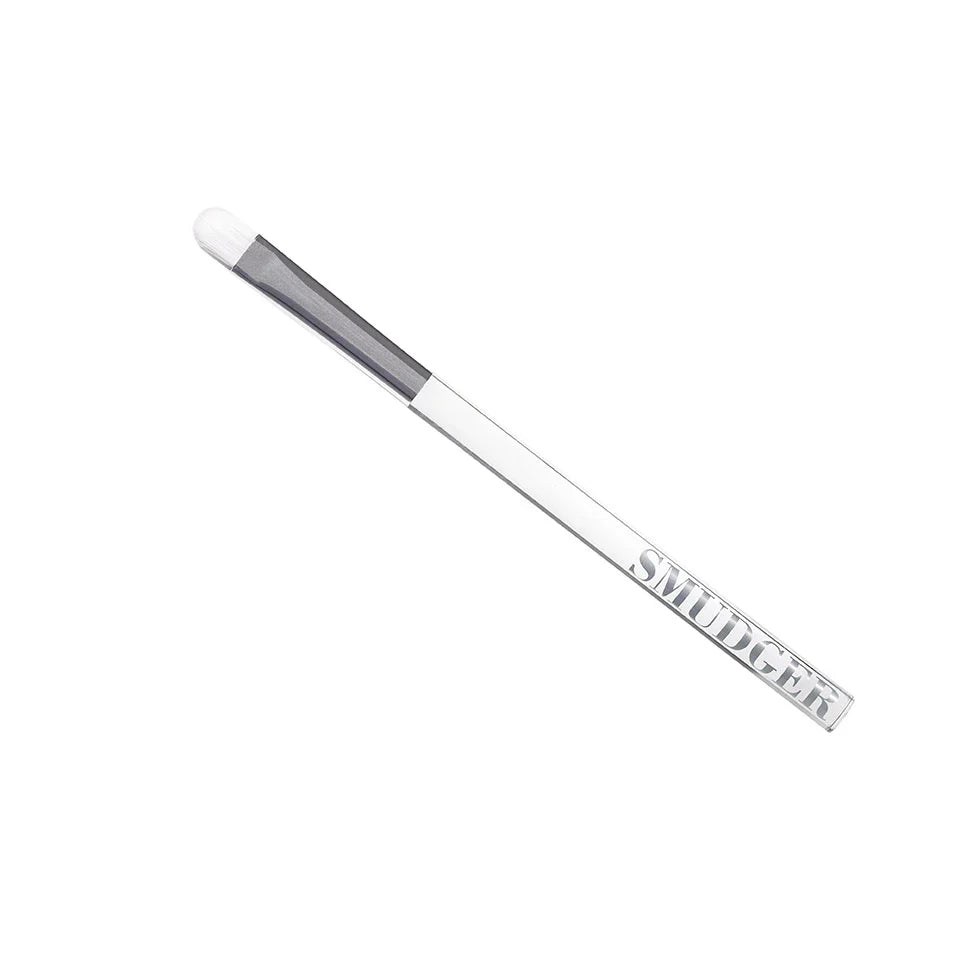 Smudger Brush Camille met transparant handvat, zilverkleurige huls en compacte witte haartjes.