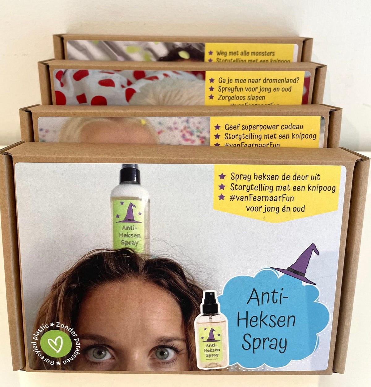 Doosjes Fear Away spray achter elkaar, met vooraan de anti-heksenverpakking met een vrouw en paarse heksenhoed.