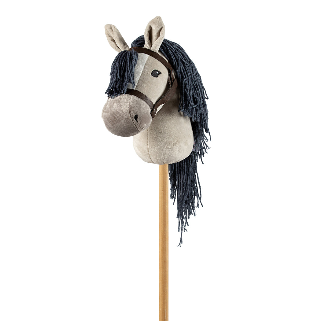 Grijs stokpaardje met lange donkere manen, witte bles en bruin hoofdstel op een lichte stok.