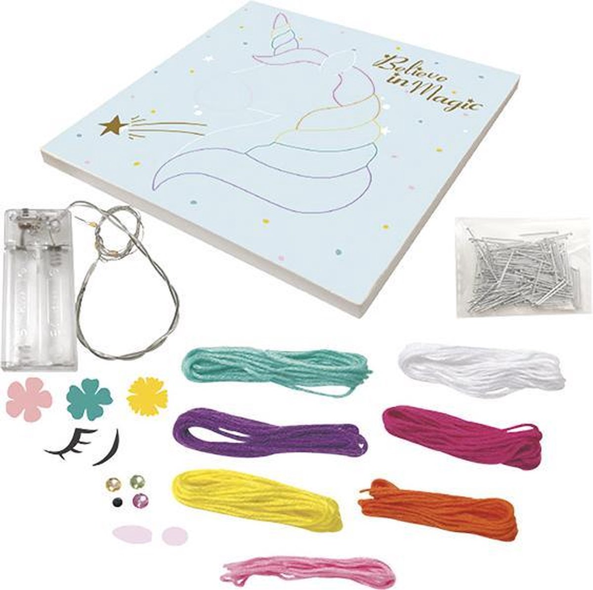 Inhoud van de Unicorn String Art set met eenhoornbordje, zeven kleuren garen, pinnetjes, versieringen en batterijhouder.