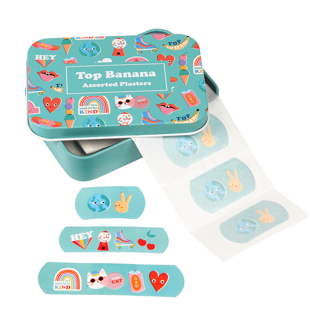 Open turquoise Top Banana blikje met bedrukte pleisters in drie formaten en een deels uitgerolde pleisterstrip.