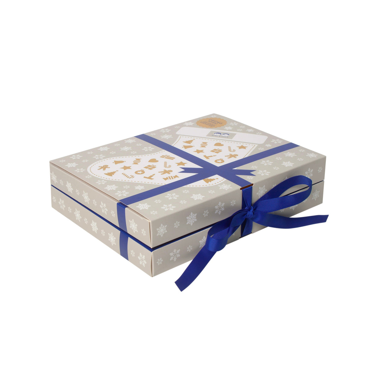 Adventskalender De Luxe liggend, in een doos met sneeuwvlokken, een kerstsok en een blauw lint met strik.