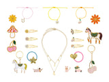 Accessoires uit adventskalender Konijn: armbandjes, haarspeldjes, kettingen en hangers met bloemen en dieren.