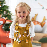 Kind draagt kleurrijke accessoires uit de konijnenadventskalender op een okergele outfit en in het haar.