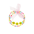 Armband Azra met kleurrijke kralen, gele smileys, witte hartjeskralen en een lichtroze strik.