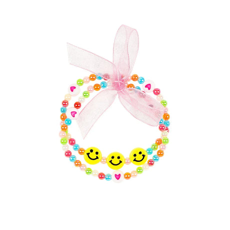 Armband Azra met kleurrijke kralen, gele smileys, witte hartjeskralen en een lichtroze strik.