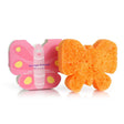 Oranje badspons in vlindervorm naast een roze verpakking met een vlinder.
