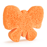 Oranje badspons in vlindervorm, schuin van voren met de dikte en poreuze structuur zichtbaar.