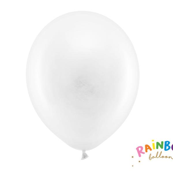 Opgeblazen pastelwitte ballon met knoopje op een witte achtergrond