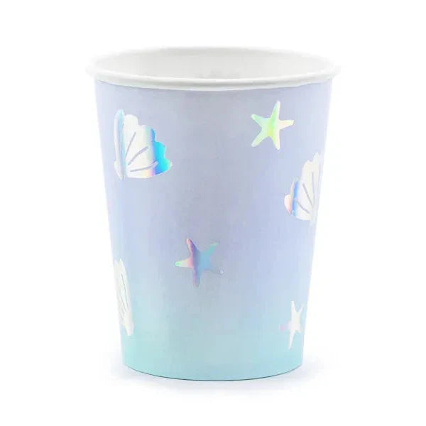 Kartonnen beker met zeemeerminthema in lichtpaars en turquoise, versierd met glanzende schelpen en zeesterren.