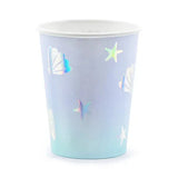 Kartonnen beker met zeemeerminthema in lichtpaars en turquoise, versierd met glanzende schelpen en zeesterren.
