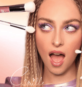 Camille met paarse oogmake-up en verschillende make-upkwasten rond haar gezicht, waaronder de Blusher Brush.