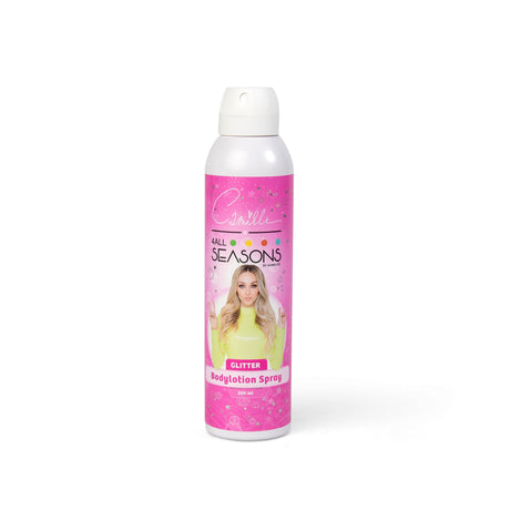 Camille glitter bodylotion spray in roze spuitbus met witte dop en een portret van Camille op het etiket.