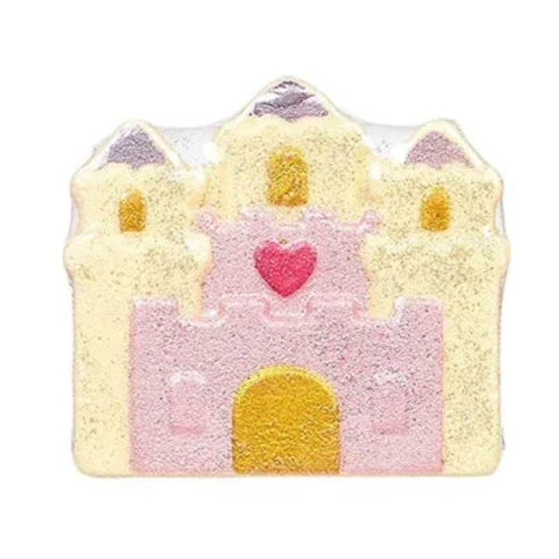 Bruisbal in de vorm van een geel en roze kasteel met paarse torendaken, een roze hart en een gele poort.