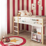 Circus dekbedovertrek op een houten hoogslaper met knuffels, in een kinderkamer met rood-wit gestreepte muren.