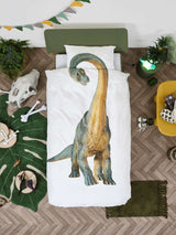Wit Dino Bronto dekbedovertrek met grote groen-gele dinosaurus op een bed in een slaapkamer met dinothema.