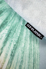 Detail van dekbedovertrek Mermaid met groene staartprint, zwart merklabel en een omgeslagen rand met stipjes.