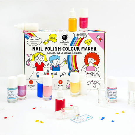 Nailmatic DIY-nagellakset met mengflesjes en roze, gele en blauwe nagellak op een witte achtergrond.