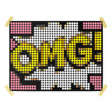 Dot On omg poster met gele letters, witte stippen en roze hoeken op een zwarte achtergrond