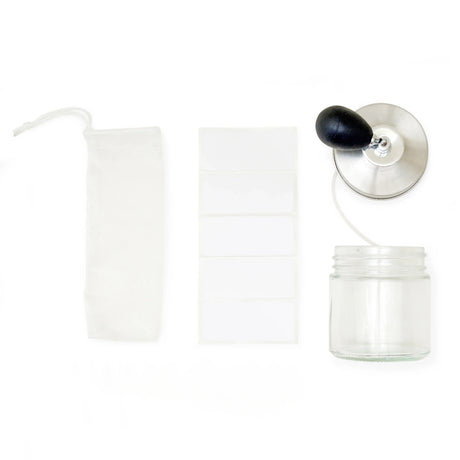 DIY-parfumset met transparant flesje, zilverkleurige verstuiver met zwarte knijpbal, wit gaaszakje en stickerlabels