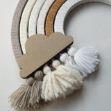 Detail van DIY regenboog Nude met een kartonnen wolk en kwastjes in taupe, crème en wit.