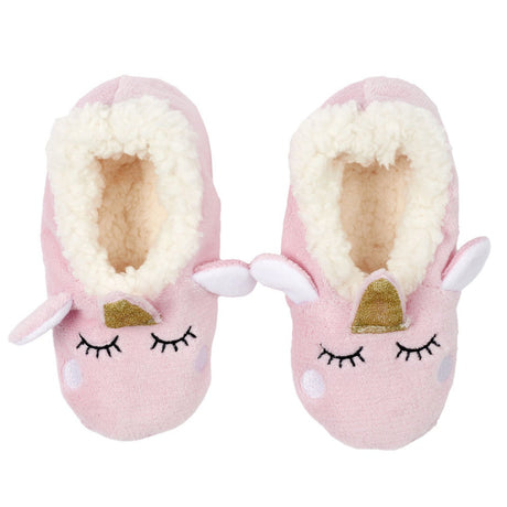 Roze eenhoornpantoffels met witte, pluizige voering, gouden hoorntjes en geborduurde gesloten ogen.