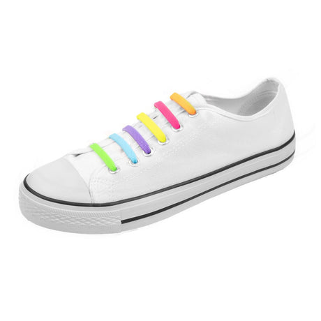 Witte lage sneaker met elastische veters in regenboogkleuren en zwarte strepen langs de zool