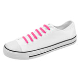 Witte lage sneaker met roze elastische veters zonder strik en zwarte strepen langs de zool.
