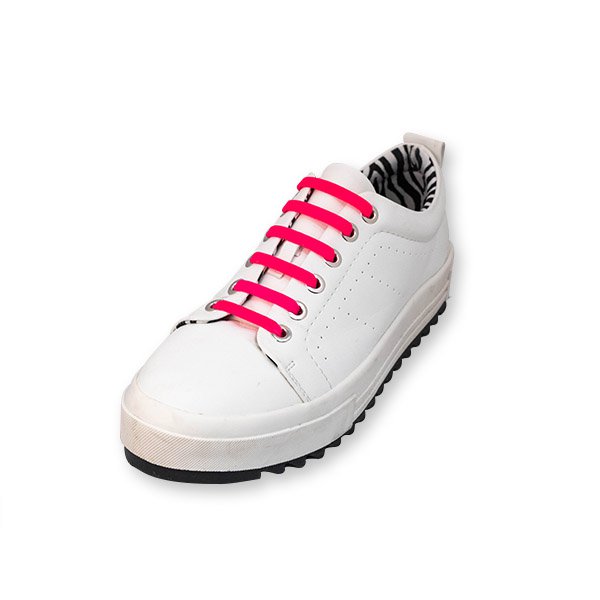Witte sneaker met roze elastische veters, zwarte profielzool en zebraprint aan de binnenkant.