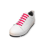 Witte sneaker met roze elastische veters, zwarte profielzool en zebraprint aan de binnenkant.