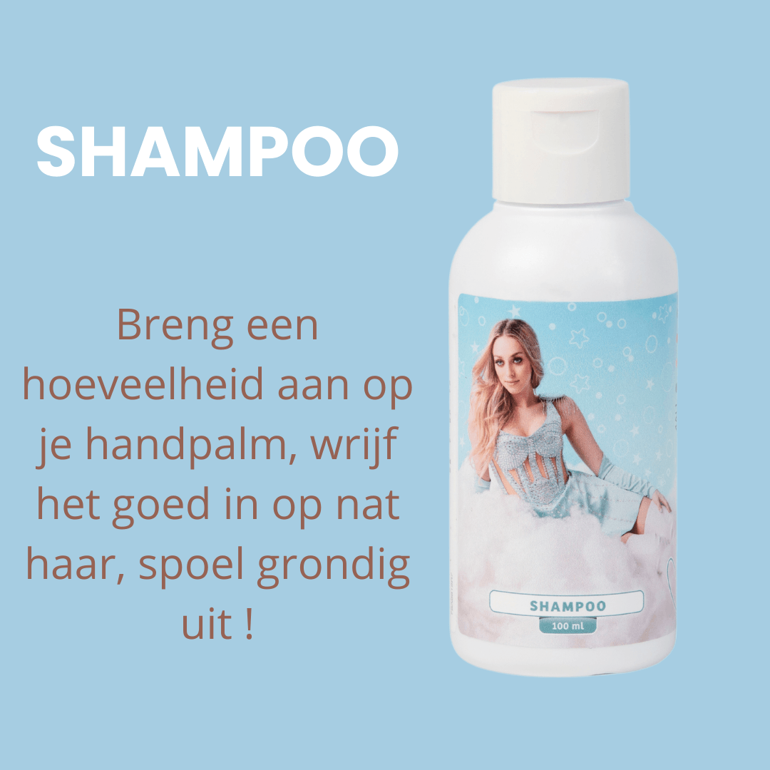 Camille shampoo 100 ml in een witte fles met lichtblauw etiket, naast gebruiksinstructies op een blauwe achtergrond.