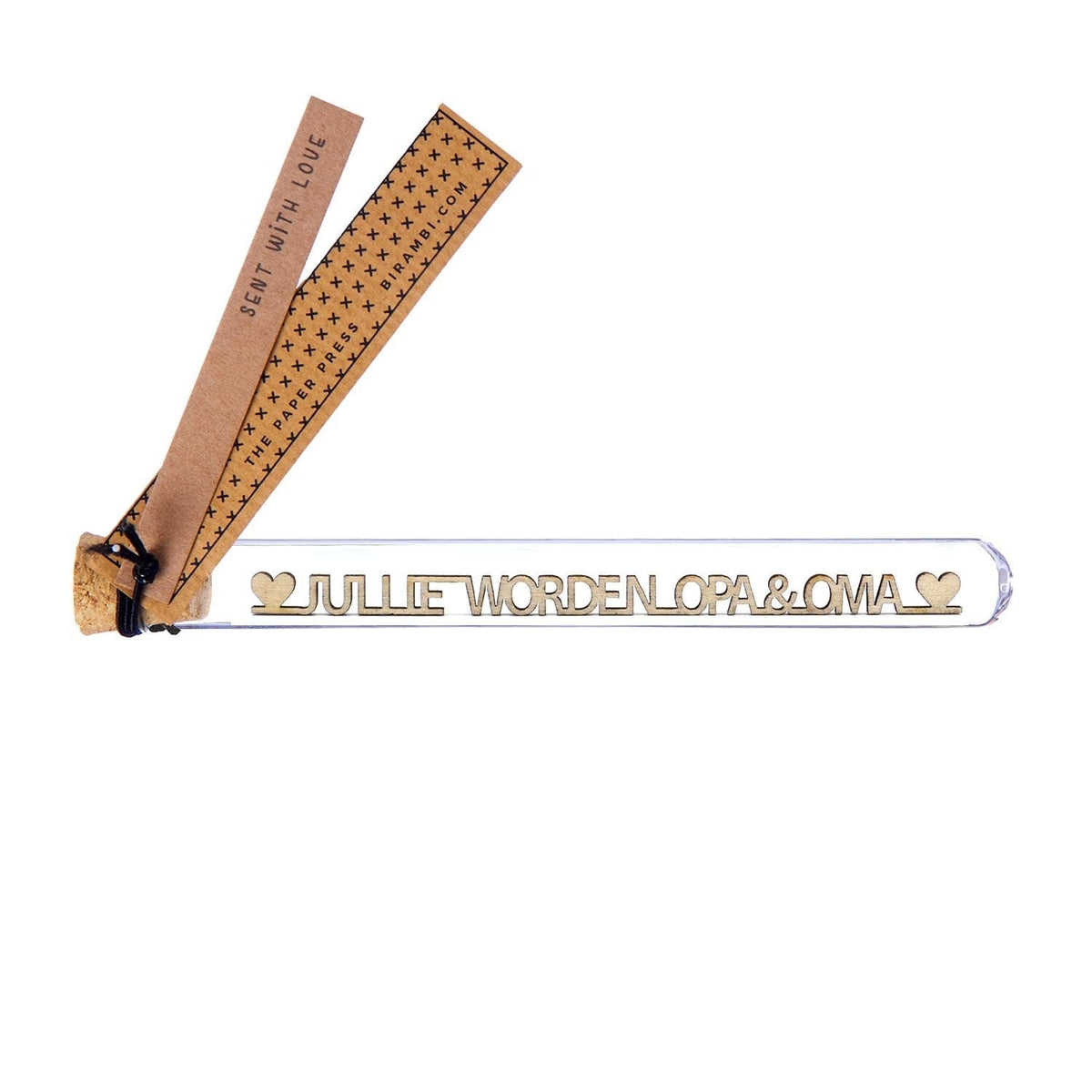 Glazen buisje met uitgesneden tekst 'Jullie worden opa & oma', hartjes, kurk en bruin kaartje met 'send with love'.