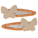 Twee oranje haarspeldjes met beige vlinders.