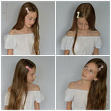 Vier foto's van een meisje met lang bruin haar dat de haarspeldjes met strik in verschillende kleuren draagt.