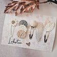 Pastel Autumn haarspeldjes in nude tinten met een bloem, ronde stoffen details, een pluizig bolletje en blaadjes.