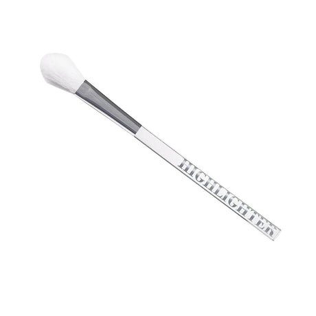 Highlighterkwast Camille met witte, toelopende haren en doorzichtig handvat met de tekst ‘highlighter’.