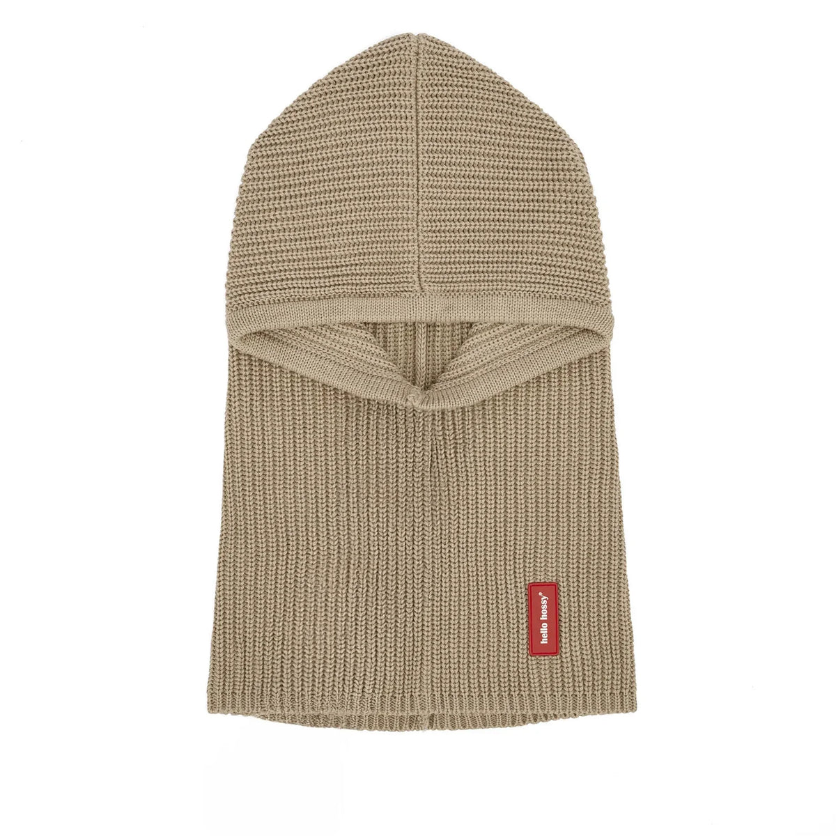 Beige gebreide Hoody Latte van Hello Hossy in vooraanzicht, met gezichtsopening, lang halsstuk en rood label.